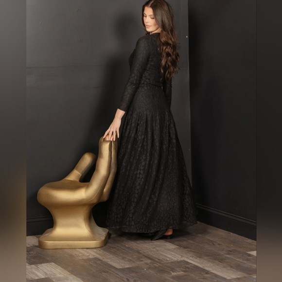 Aleeza Chic Cream Lace Long Sleeve Blouse - Picture 5 of 11